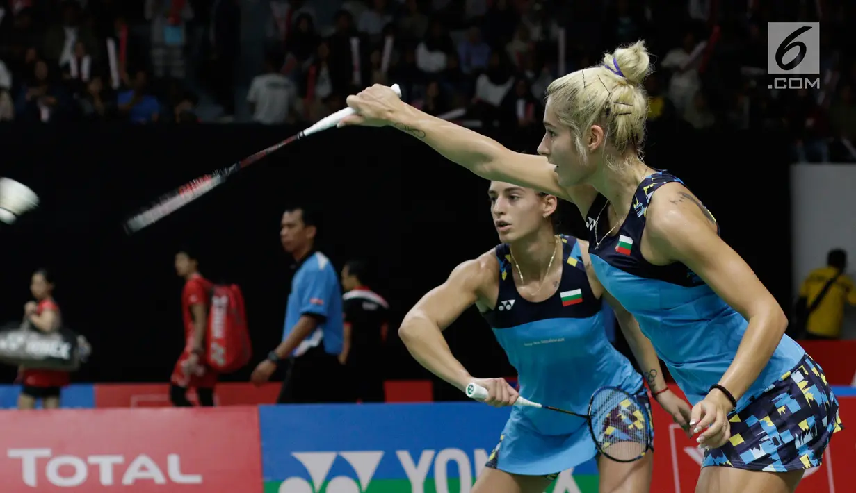 Pasangan Bulgaria, Gabriela Stoeva/Stefani Stoeva saat melawan wakil Indonesia, Greysia Polii/Apriyani Rahayu pada laga Indonesia Masters 2019 di Istora Senayan, Jakarta, Rabu (23/1). Stoeva bersaudara takluk dari Indonesia. (Bola.com/M Iqbal Ichsan)