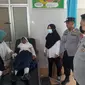 Polisi dan Petugas medis membawa para siswa korban keracunan untuk mendapat pertolongan medis. (Istimewa)