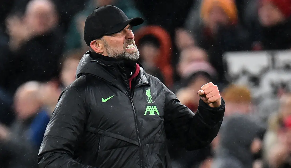 Pelatih Liverpool, Jurgen Klopp melakukan selebrasi setelah timnya mencetak gol ke gawang Newcastle pada laga lanjutan Liga Inggris 2023/2024 di Anfield, Liverpool, Inggris, Selasa (02/01/2024) dini hari WIB. (AP Photo/Jon Super)