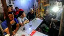 Ada yang rela berdesak-desakan hanya sekedar untuk mengambil foto, atau mencoba kesempatan berfoto dengan Gubernur Jawa Tengah itu. (merdeka.com/Arie Basuki)