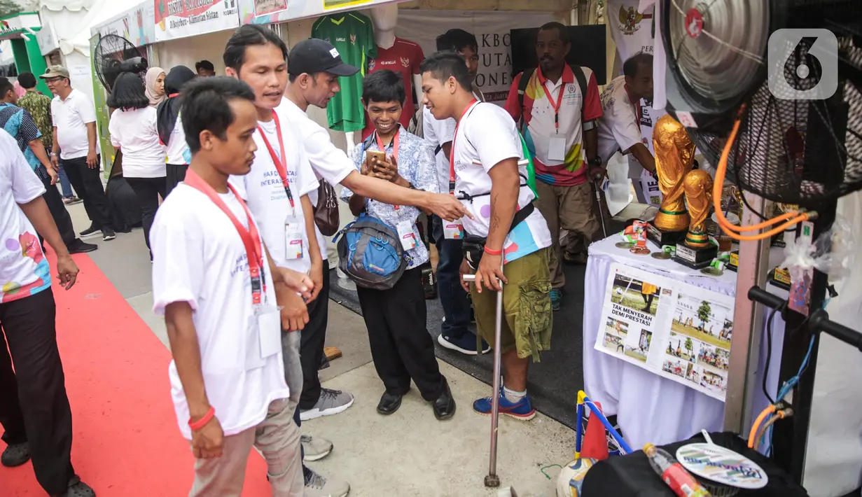 Sejumlah penyandang disabilitas menghadiri acara puncak peringatan Hari Disabilitas Internasional 2019 di Plaza Barat Gelora Bung Karno, Jakarta, Selasa (3/12/2019). Acara ini mengangkat tema 'Indonesia Inklusi, Disabilitas Unggul'. (Liputan6.com/Faizal Fanani)