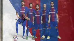 Poster Gerard Pique (kiri) yang dirusak di sebuah toko di luar stadion Camp Nou, Barcelona (3/10). Pique ikut memberikan suaranya saat referendum diadakan pada Minggu (1/10/2017) lalu. (AFP Photo/Josep Lago)