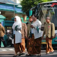 Serangkaian acara berlangsung di kediaman Joko Widodo dan Iriana Joko Widodo sebelum hari pernikahan putri mereka, Kahiyang Ayu dengan Bobby Nasution. Setelah acara pemasagan Bleketepe dilanjutkan dengan prosesi siraman. (Adrian Putra/Bintang.com)