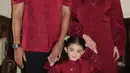 Margin dan Ali Syakieb tampil kompak dengan putrinya mengenakan baju warna merah menyala. Margin tampil dengan gamis dan kerudung merah. [@marginw]