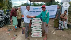 BRILian (Pekerja BRI) memberikan bantuan kepada masyarakat terdampak banjir bandang di Aceh Utara, Provinsi Aceh, Selasa (04/01/22). BRI mengambil langkah cepat dengan memberikan bantuan tanggap bencana berupa paket sembako di 5 titik posko pengungsi atau desa. (Liputan6.com/HO/Humas BRI)
