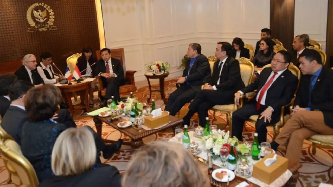 Ketua DPR RI Setya Novanto menerima Ketua Group Kerja Sama Bilateral (GKSB) Parlemen Prancis - Indonesia Jean Jacques Guillet.