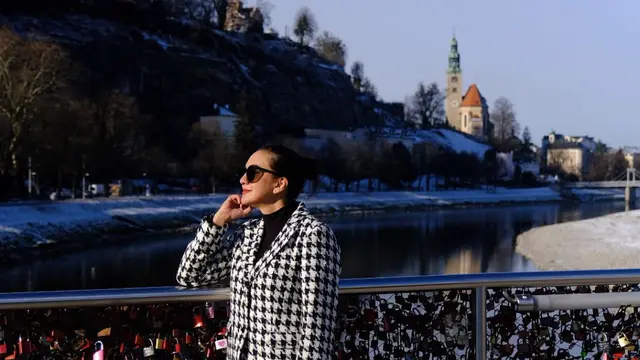 Potret Donna Agnesia dengan Outfit Mewah di Salzburg, Cantik Elegan dan Berkelas (credit: instagram.com/darius_sinathrya).