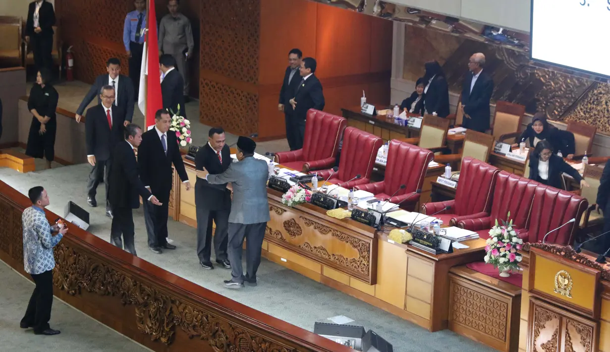 Wakil Ketua DPR RI, Fahri Hamzah menyalami Ketua KPK terpilih periode 2019-2023, Firli Bahuri saat rapat paripurna pengesahan pimpinan KPK terpilih di Kompleks Parlemen, Jakarta, Senin (16/9/2019). (Liputan6.com/Helmi Fithriansyah)