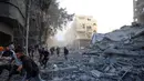 Badan Pertahanan Sipil Gaza melaporkan bahwa sedikitnya 11 orang tewas dalam serangkaian serangan udara Israel di Jalur Gaza pada Minggu 19 Oktober 2025. (Eyad BABA/AFP)