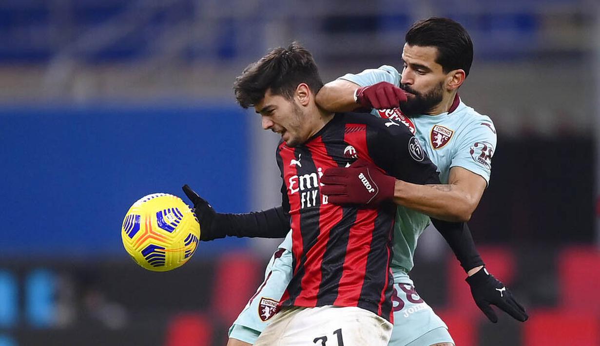 Pemain Torino, Tomas Rincon, berebut bola dengan pemain AC Milan, Brahim Diaz, pada laga Liga Italia di Stadion San Siro, Sabtu (9/1/2021). AC Milan menang dengan skor 2-0. (Fabio Ferrari/LaPresse via AP)