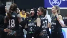 Tim putri Jakarta Popsivo Polwan merayakan kemenangan atas Gresik Petrokimia Pupuk Indonesia dalam lanjutan PLN Mobile Proliga 2025. (Dok. PLN Mobile Proliga 2025)