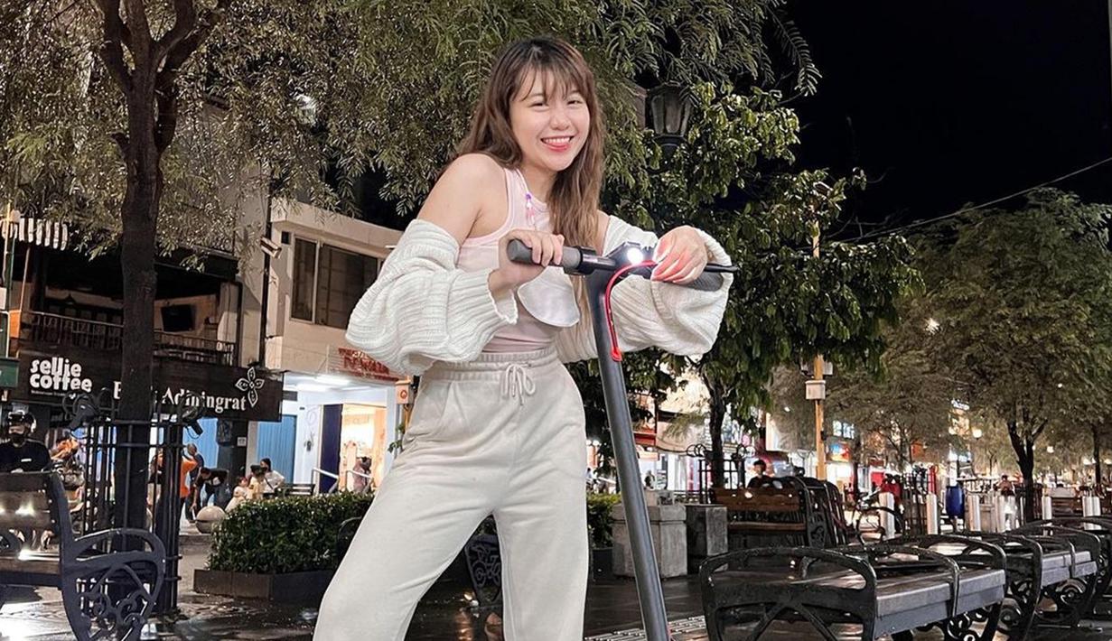 Pelantun Rasa Cinta Ini pun terbilang sering mengunggah gaya OOTD pada akun Instagram pribadinya. Ia pun terlihat menggunakan busana serba putih saat berlibur. (Liputan6.com/IG/@gheaindrawari)