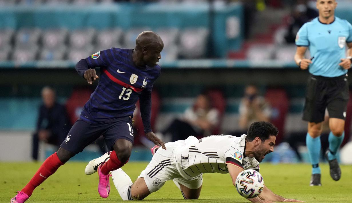 Permainan di lini tengah pun tak kalah seru. N'Golo Kante tampil apik buat Timnas Prancis yang selalu mengagalkan permainan dari Ilkay Gundongan. (Foto: AP/Pool/Matthias Schrader)