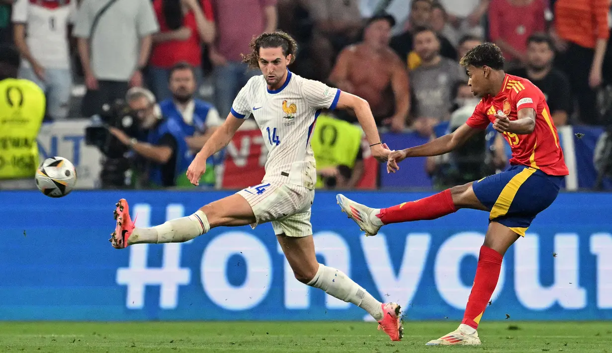 Lamine Yamal pun berhasil memecahkan rekor. Ia dinobatkan sebagai pencetak gol termuda sepanjang sejarah Piala Eropa pada usia 16 tahun 362 hari. (AP Photo/Matthias Schrader)