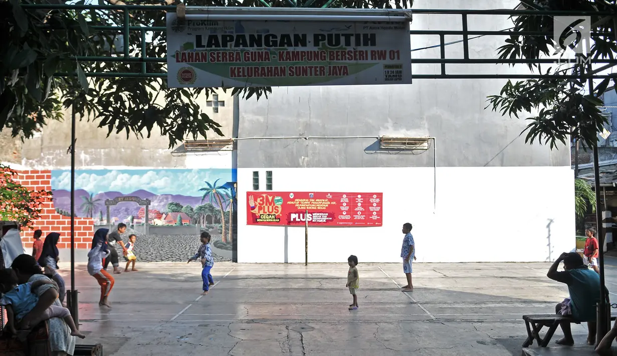 Anak-anak bermain di Program Kampung Iklim (Proklim) RW 01, Sunter Jaya, Jakarta, Kamis (7/2). Kampung Iklim di kawasan yang memiliki 24 RT tersebut merupakan ciptaan warga setempat secara sukarela. (Merdeka.com/Iqbal S. Nugroho)