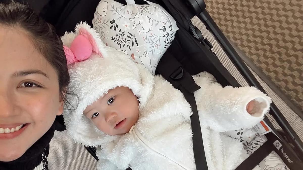 Gaya Kompak Jessica Mila dan Baby Kyarra Liburan di Jepang dengan Outfit Bertema Hewan Hitam Putih