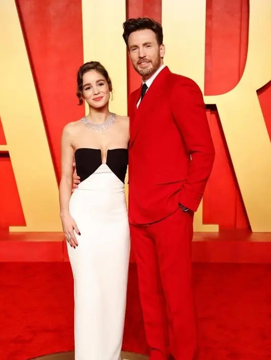 Pasangan ini terlihat sangat manis ketika menginjak red carpet Oscar 2024 bersama. [Foto: Instagram/celebritiesidl]