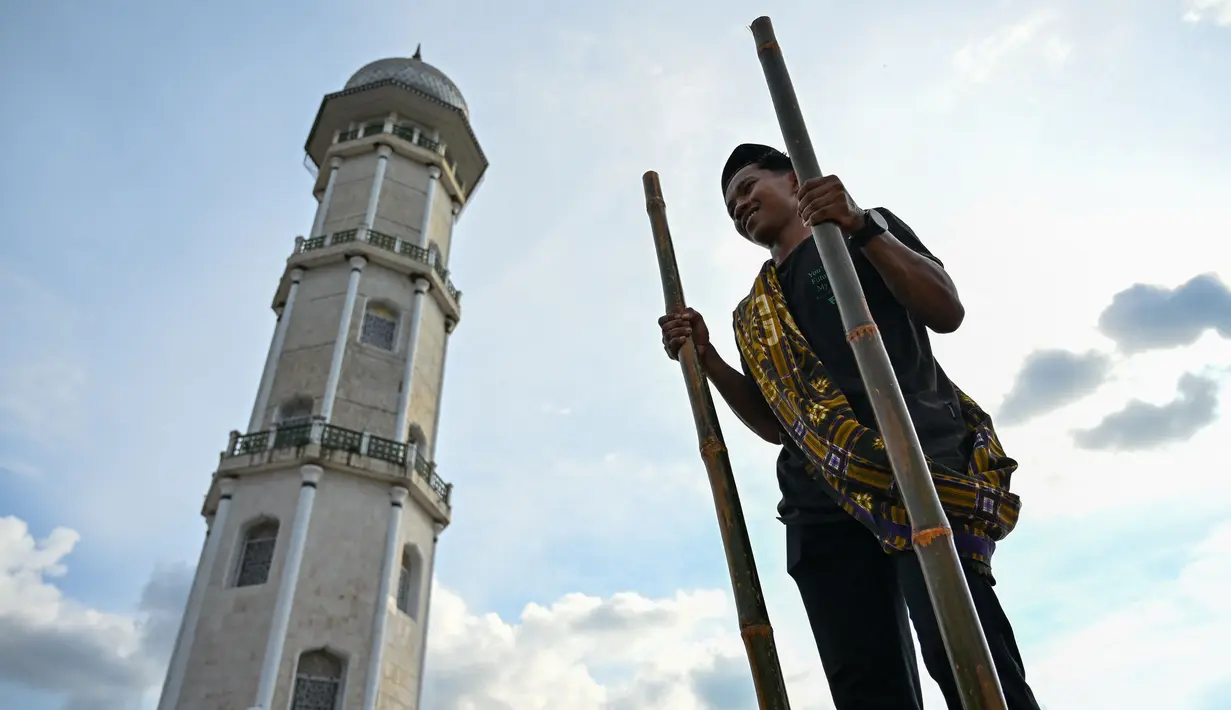 Suasana di halaman Masjid Raya Baiturrahman menjadi hangat dengan kegiatan umat Islam yang berkumpul untuk bersiap-siap berbuka puasa. (CHAIDEER MAHYUDDIN/AFP)