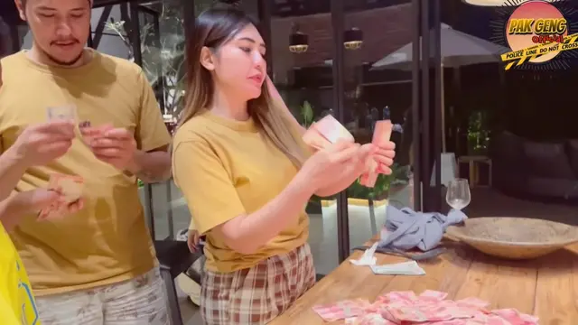 Main Game Serok Uang dengan Mata Tertutup, Aksi Via Vallen Ini Tuai Sorotan