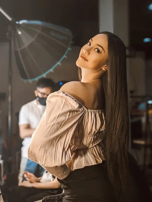 Anya juga mengatakan, bukan hanya soal makeup namun Anya juga mengatakan kalau dirinya tampak melakukan operasi plastik dalam sebuah foto juga berpengaruh dari anglenya saat berpose. (Instagram/anyageraldine)