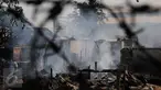 Warga mencoba memadamkan api saat kebakaran di kawasan padat penduduk Bukit Duri, Jakarta, Kamis (24/12). Kebakaran yang menghanguskan sekitar 70 petak rumah itu masih dalam penyelidikan pihak terkait. (Liputan6.com/Helmi Afandi)