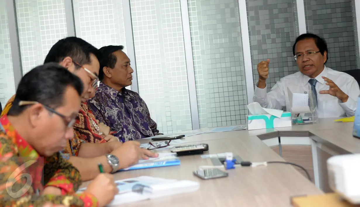 Menko Kemaritiman Rizal Ramli (kanan) saat melakukan pertemuan dengan pimpinan SCM Grup di Jakarta, Rabu (15/6/2016). Pertemuan membahas beberapa permasalahan terkini. (Liputan6.com/Helmi Fithriansyah)