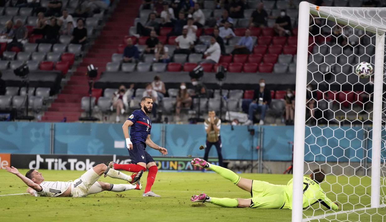 Pada menit ke-85, Karim Benzema sukses menjaringkan bola ke dalam gawang Timnas Jerman. Akan tetapi, gol Benzema tersebut dianulir VAR karena menilai sang pemain berada dalam posisi offside saat menerima umpan dari Paul Pogba. (Foto: AP/Pool/Matthias Schrader)