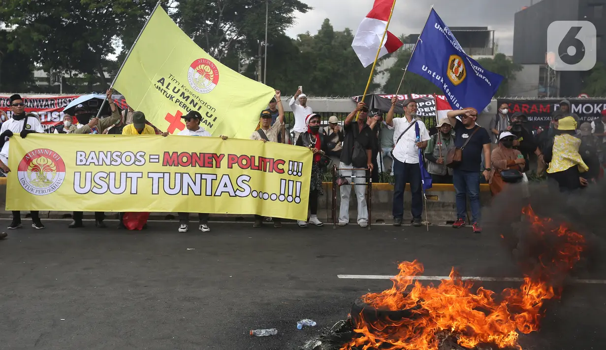 Massa dari berbagai elemen yang tergabung dalam tergabung dalam Koalisi Nasional Penyelamat Demokrasi membakar ban bekas saat berunjuk rasa di depan Gedung DPR/MPR, Jakarta, Selasa (5/3/2024). (merdeka.com/Arie Basuki)