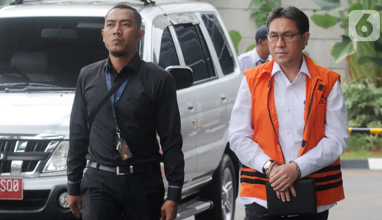 Mantan Anggota DPR F-PAN Sukiman bersiap untuk pemeriksaan di gedung KPK, Jakarta, Kamis (14/11/2019). Sukiman diperiksa sebagai tersangka terkait penerimaan suap untuk meloloskan alokasi dana perimbangan di APBN-P 2017 dan APBN 2018 untuk Kab. Pegunungan Arfak, Papua Barat (merdeka.com/Dwi Narwoko)