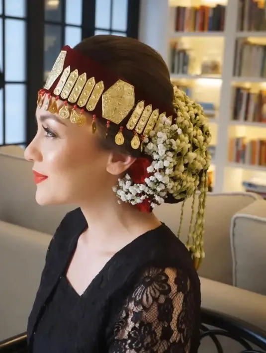 Kini, Rianti sudah resmi menyandang nama boru Aruan. [@riantic/@__rose_makeupartist/@meli_makeuphairdowedding]