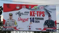 Salah satu baliho besar dari Polresta Pekanbaru yang mengajak masyarakat datang ke TPS pada 14 Februari 2024. (Liputan6.com/M Syukur)