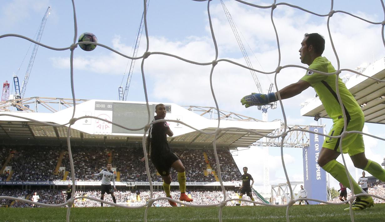 Pemain Manchester City, Aleksandar Kolarov saat melakukan gol bunuh diri melawan Tottenham Hotspur, pada laga Premier League di Stadion White Hart Lane, London, Minggu (2/10/2016). (AP/Frank Augstein)