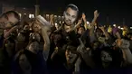 Fans memegang topeng Leonardo DiCaprio saat merayakan kemenangan sang idola sebagai Aktor Terbaik untuk film The Revenant pada ajang bergengsi Academy Awards ke-88 atau lebih dikenal Piala Oscar 2016, di Monterrey, Senin (29/2). (REUTERS/Daniel Becerril)