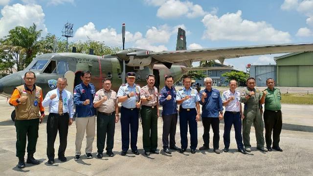 Tim operasi hujan buatan untuk menjaga kebasahan lahan gambut agar tidak mudah terbakar.