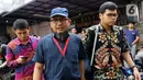 Penyidik senior KPK Novel Baswedan (tengah) saat jeda pemeriksaan kasus penyiraman air keras terhadapnya di Polda Metro Jaya, Jakarta, Senin (6/1/2020). Polisi memeriksa Novel Baswedan sebagai saksi setelah menetapkan dua tersangka penyerangan.(Liputan6.com/Johan Tallo)
