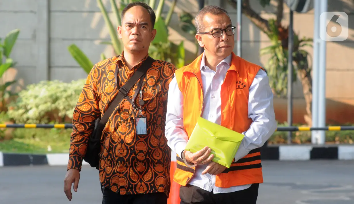 Mantan Direktur Utama PT Garuda Indonesia Emirsyah Satar (kanan) bersiap menjalani pemeriksaan di Gedung KPK, Jakarta, Rabu (4/12/2019). Emirsyah diperiksa sebagai tersangka dugaan suap pengadaan pesawat dan mesin dari Airbus dan Rolls-Royce ke PT Garuda Indonesia. (merdeka.com/Dwi Narwoko)