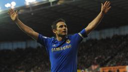 Frank Lampard. Gelandang Inggris berusia 43 tahun yang pensiun pada Februari 2017 dan kini menjadi manajer tim Everton ini pernah menjadi top skor Chelsea di Liga Inggris 2 musim berurutan pada 2011/2012 dan 2012/2013. Ia mampu mencetak 11 dan 15 gol di kedua musim tersebut. (AFP/Oli Scarff)