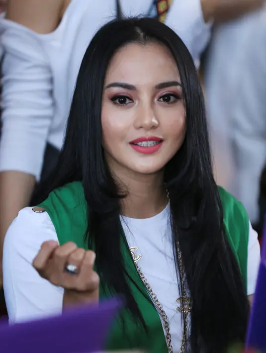 Meski masih ada beberapa hari lagi, namun Ririn sudah bisa membayangkan bagaimana rasanya melewati tahun baru pertama tanpa kehadiran sang suami. Mengingat banyak tradisi yang biasa mereka lakukan di tahun-tahun kemarin. (Deki Prayoga/Bintang.com)