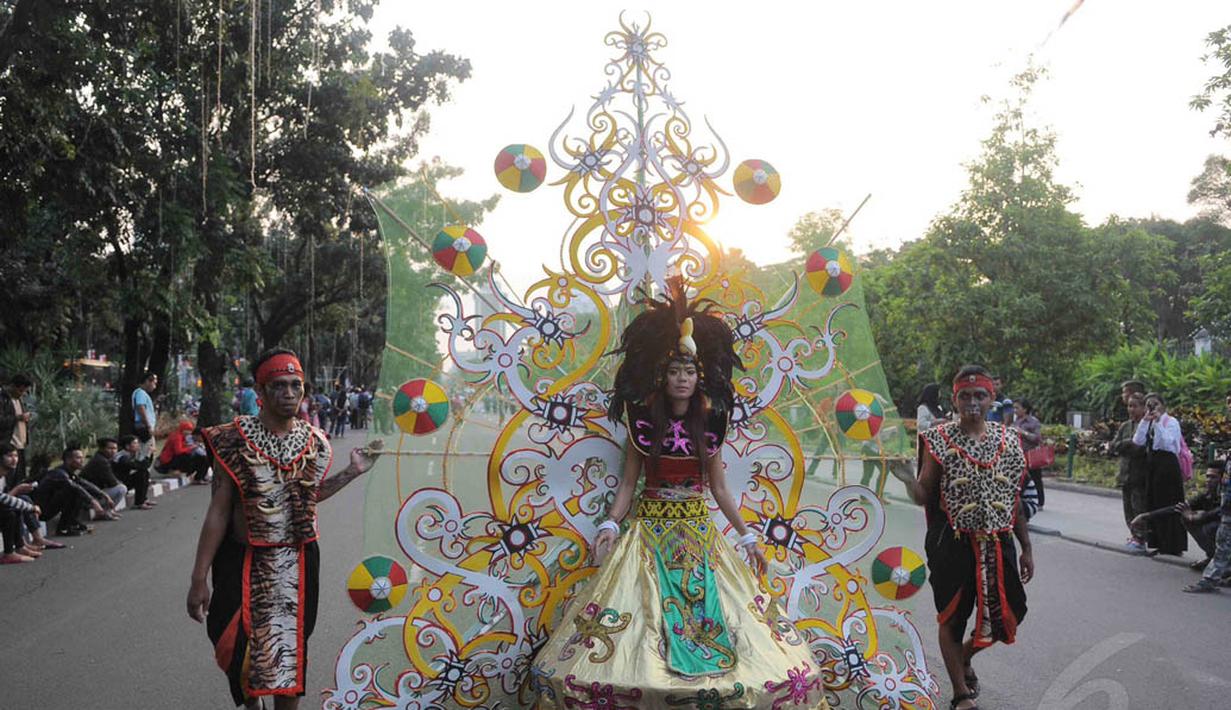 Kementerian Pariwisata dan Ekonomi Kreatif (Kemen Parekraf) menggelar karnaval di Jalan Medan Merdeka Barat, Jakarta, Senin (18/8/14). (Liputan6.com/Herman Zakharia)