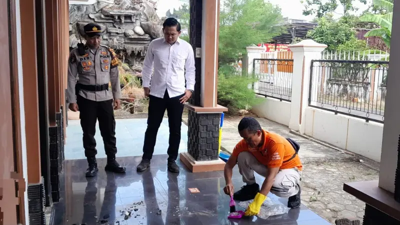 Tim Inafis Polresta Bandar Lampung saat olah TKP pelemparan bom molotov.  Foto : (Istimewa).