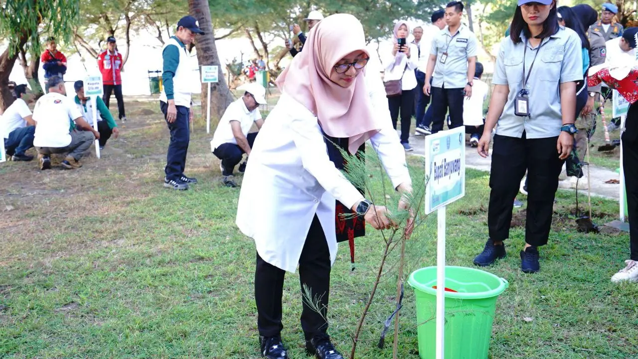 Bupati Banyuwangi Ipuk Fiestiandani melakukan penanaman pohon di Grand Watudodol pada hari Lingkungan Hidup Sedunia (Istimewa)