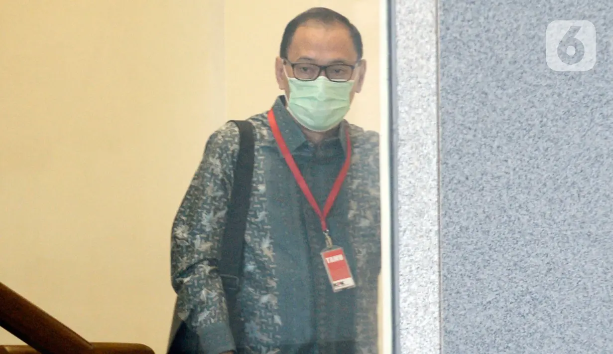 Mantan Menteri Keuangan Agus Martowardojo menuju ruang pemeriksaan di gedung KPK, Jakarta, Kamis (25/6/2020). Agus Martowardojo diperiksa sebagai saksi untuk Dirut PT Sandipala Arthaputra, Paulus Tannos dalam kasus dugaan dalam kasus dugaan korupsi proyek KTP Elektronik. (merdeka.com/Dwi Narwoko)