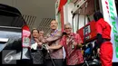 Dirjen Minyak dan Gas Bumi Kementerian ESDM IGN, Wiratmaja Puja (tengah) didampingi Dirut Pertamina, Dwi Sutjipto saat meluncurkan produk BBM baru jenis Pertalite SPBU Coco, Abdul Muis, Jakarta, Jumat (25/7/2015). (Liputan6.com/Helmi Afandi)