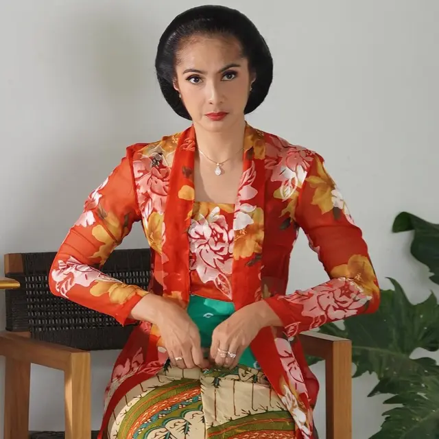 Outfit Maudy Kosnaedi dengan Kebaya dalam Series Losmen Bu Broto