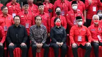 Gubernur Jawa Tengah Ganjar Pranowo dan Ketua DPP PDIP Puan Maharani terlihat duduk berdekatan saat rapat kerja nasional (rakernas) II PDIP, Selasa (21/6/2022). (Foto: Dokumentasi PDIP).