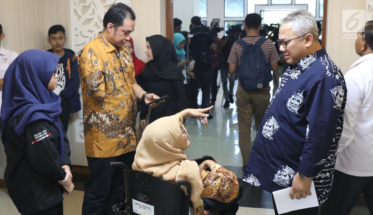 Ketua KPU, Arief Budiman (kanan) berbincang dengan komunitas penyandang disabilitas usai membuka debat tim sukses Capres/Cawapres di Jakarta, Kamis (28/2). Debat bertema Membangun Indonesia Inklusif Disabilitas 2024. (Liputan6.com/Helmi Fithriansyah)
