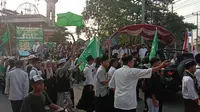 Para santri melakukan pawai atau kirab saat peringati Hari Santri Nasional di Kabupaten Sukabumi (Liputan6.com/Istimewa).