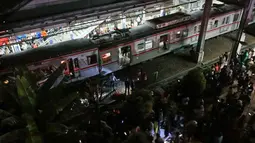 Foto udara menunjukkan kondisi sebagian dari rangkaian Kereta Rel Listrik (KRL) Commuter Line yang tertabrak Kereta Api Jarak Jauh (KAJJ) Argo Bromo Anggrek di Stasiun Bekasi Timur, Jawa Barat, pada Selasa 28 April 2026 dini hari. (Taris IMAN/AFP)