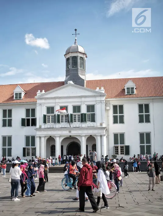 Pengunjung berwisata di depan Museum Sejarah Kota Tua, Jakarta, Kamis (27/12). Kawasan wisata Kota Tua dipadati wisatawan dari dalam kota maupun luar kota Jakarta selama libur sekolah. (Liputan6.com/Faizal Fanani)