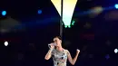 Katy Perry memakai kostum dengan balutan 22.000 batu kristal hingga tempelan kilauan 20 karat berlian di acara final pertandingan liga football nasional NFL Super Bowl XLIX di Arizona, Amerika Serikat (1/2/2015). (Bintang/EPA)